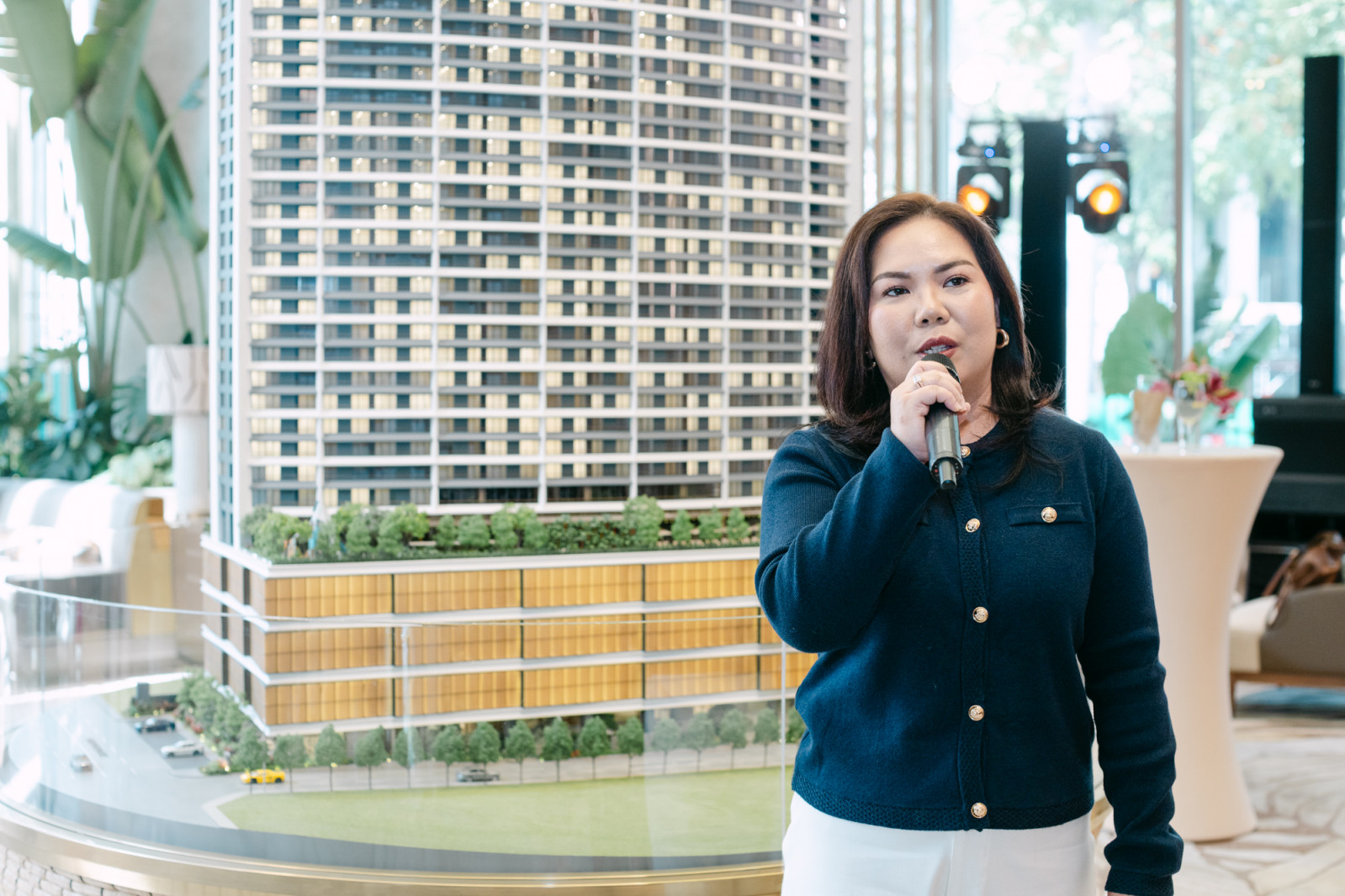 Ma Rochelle Diaz, executive vice-president for commercial at Shang Properties, welcomed guests at the show suite