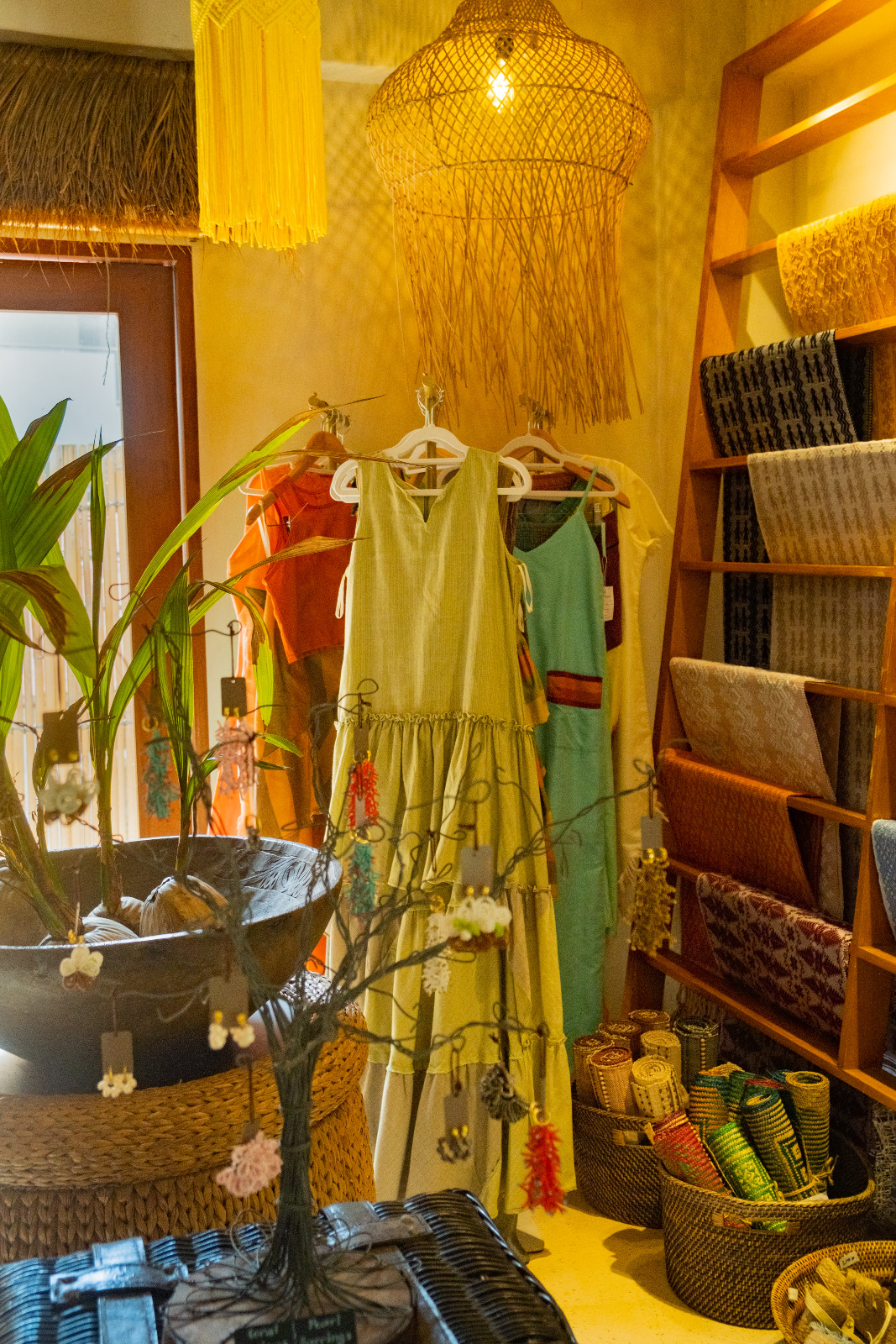 Coquito’s small boutique with curated Filipino handcrafted pieces, like Inabel dinner napkins from Ilocos, abaca placemats from Abra, Yakan runners from Zamboanga, Mangyan baskets from Mindoro, and resort wear crafted with hand-loomed weaves by Bacolod designer Vida Hayes
