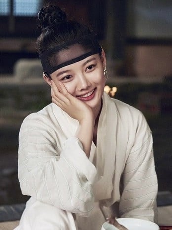 Kim You-jung disguised as Hong Ra-on in KBS historical romance drama Love in the Moonlight