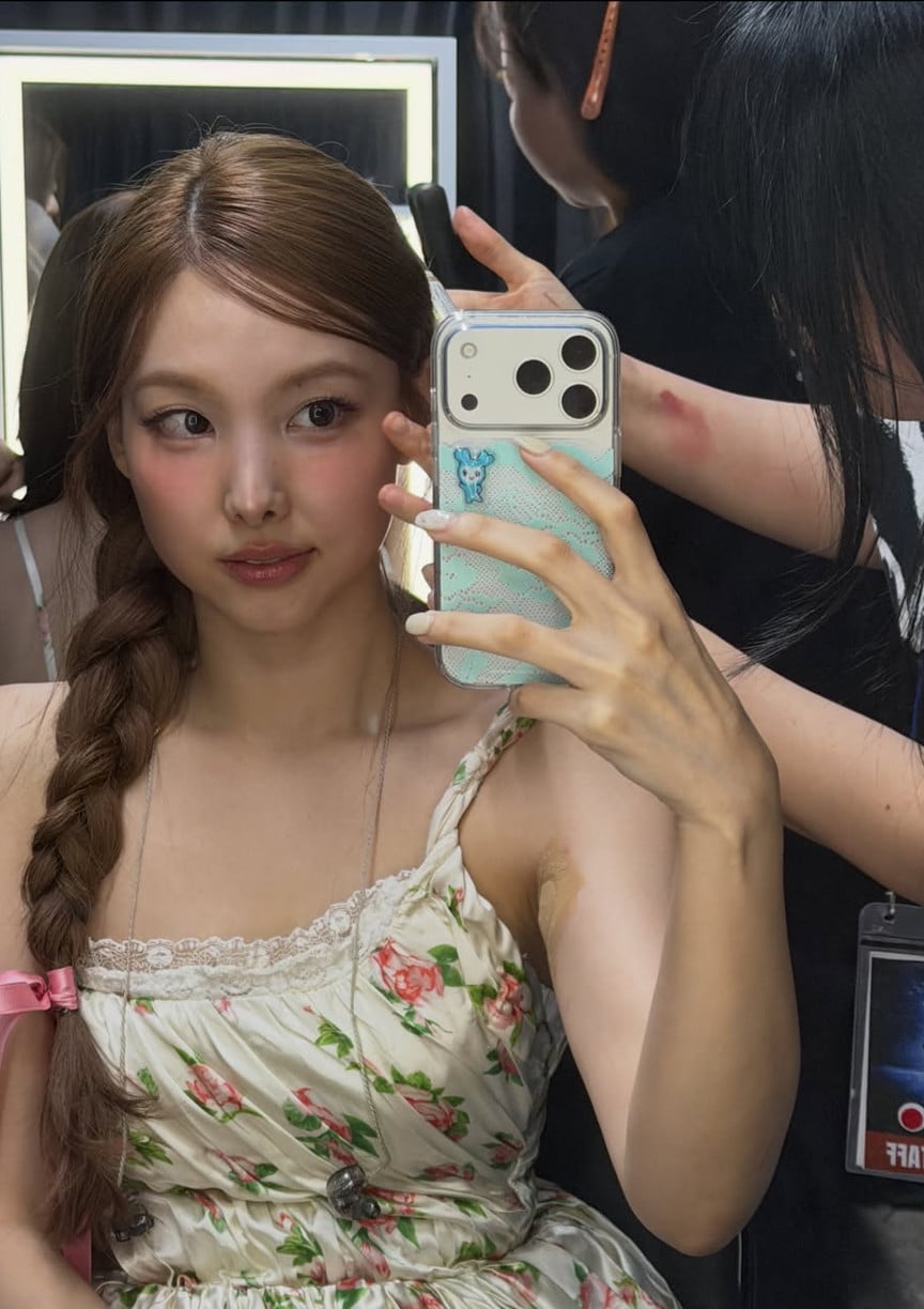 Nayeon of TWICE captures a behind-the-scenes selfie while getting ready.