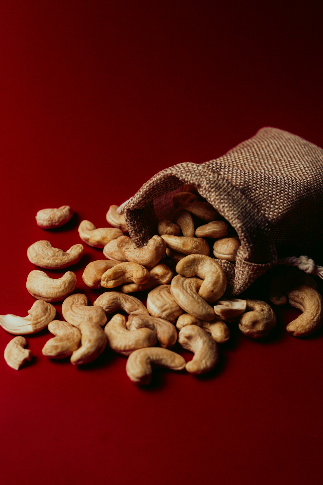 Cascading cashew nuts, beloved for their rich, buttery taste, are a refined choice for any occasion.