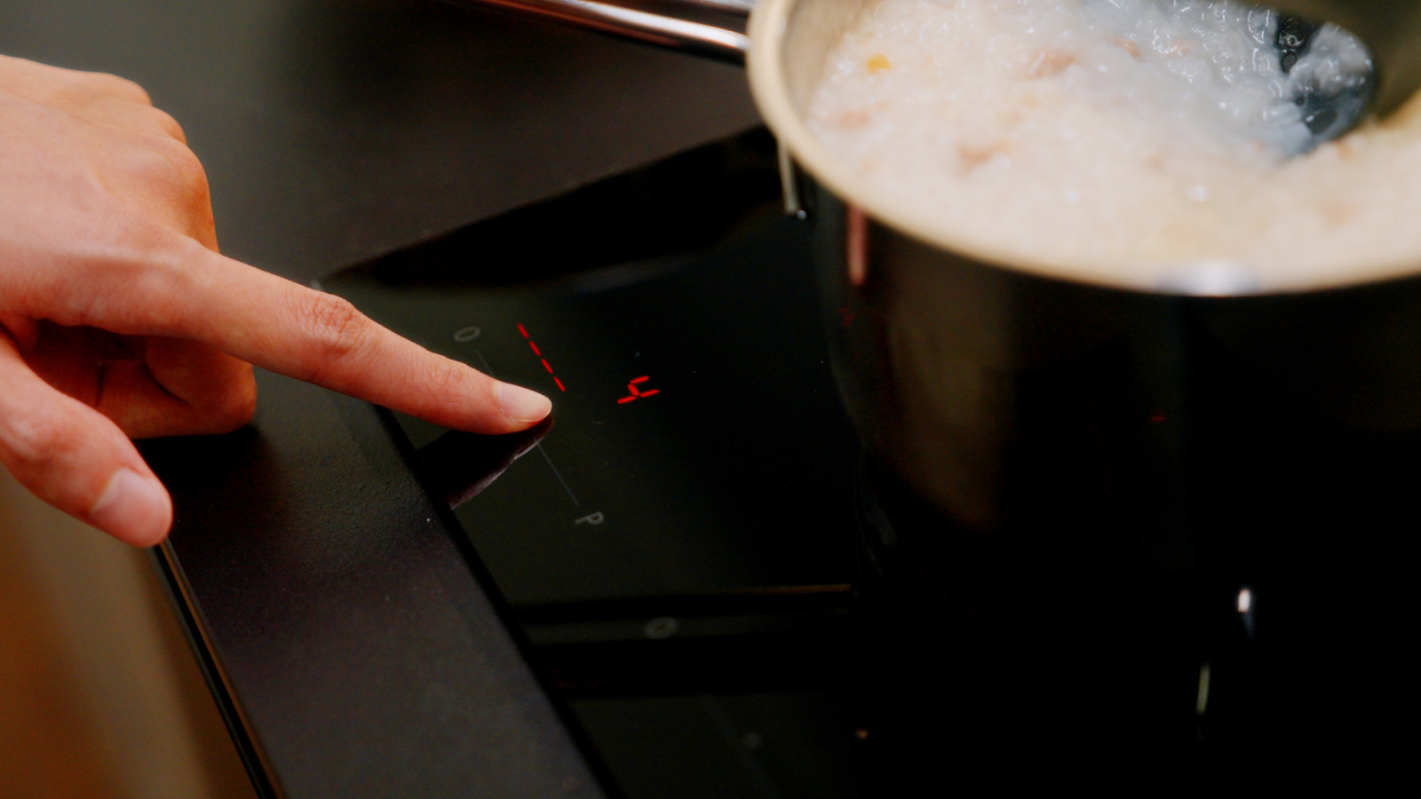 A touch of the V-ZUG induction cooktop keeps a pot of porridge at just the right temperature until everyone is ready to eat