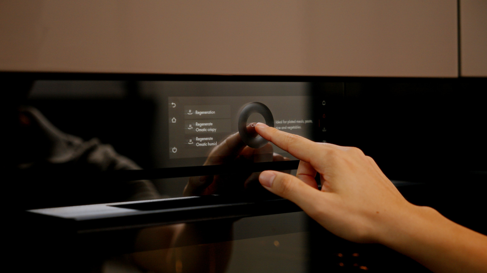 The V-ZUG oven’s Regeneration function gently brings plated meals, rice and vegetables back to just-cooked freshness