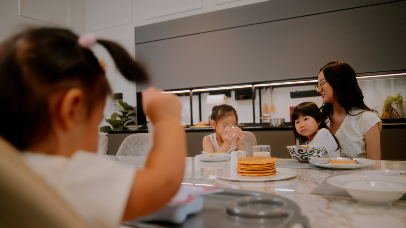 Breakfast at the long marble table, where Yuen’s daughter and her cousins, raised together like siblings, gather over pancakes and porridge