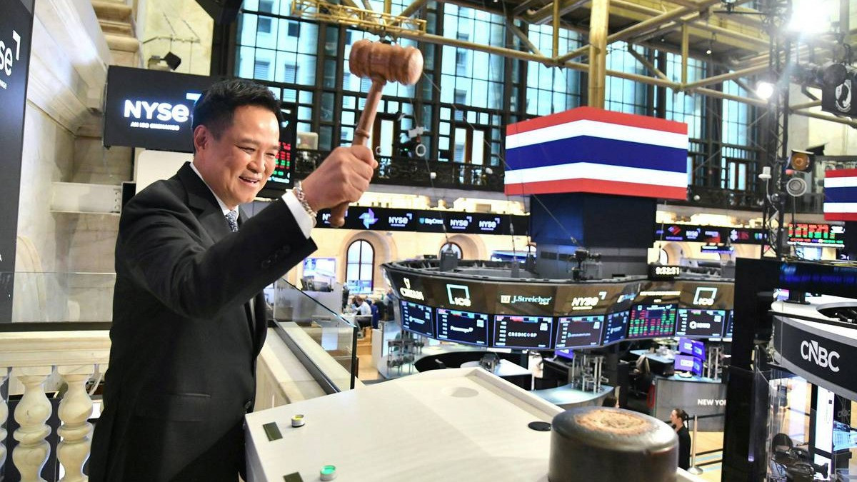 อนุทิน ชาญวีรกูล นายกรัฐมนตรีไทย ร่วมเป็นสักขีพยานในพิธีลงนามบันทึกข้อตกลงความร่วมมือระหว่างตลาดหลักทรัพย์แห่งประเทศไทย (SET) และตลาดหลักทรัพย์นิวยอร์ก (NYSE) เมื่อวันที่ 24 กันยายน ณ ประเทศสหรัฐอเมริกา พร้อมร่วมลั่นระฆังเปิดการซื้อขาย ณ ตลาดหลักทรัพย์นิวยอร์ก (NYSE) นับเป็นนายกรัฐมนตรีไทยคนที่สามที่ได้เข้าร่วมในพิธีดังกล่าวต่อจาก อภิสิทธิ์ เวชชาชีวะ และเศรษฐา ทวีสิน