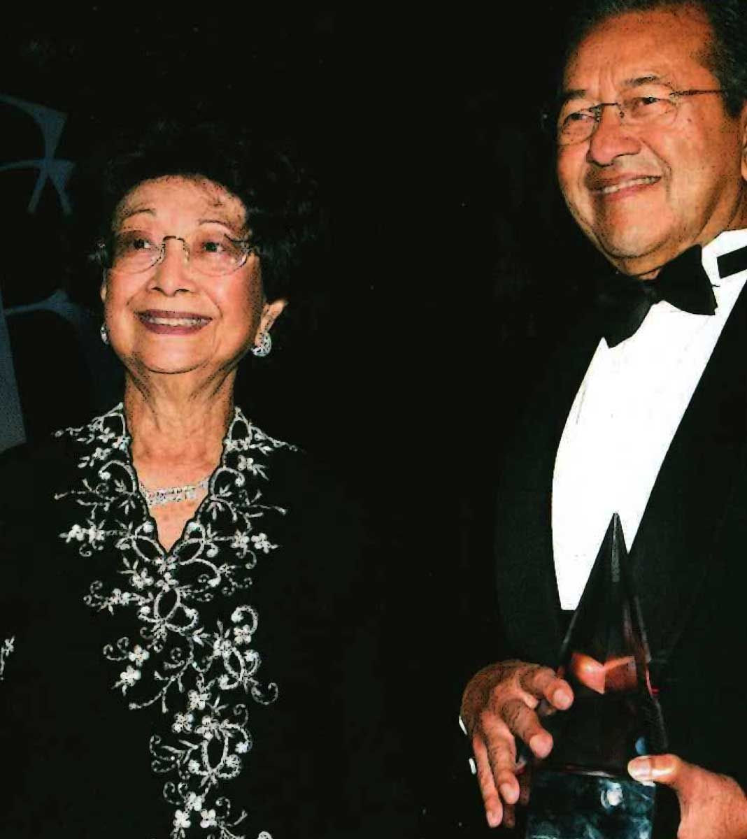 Tun Dr Siti Hasmah and Tun Dr Mahathir receiving the Malaysia Tatler Lifetime Achievement Award 2005