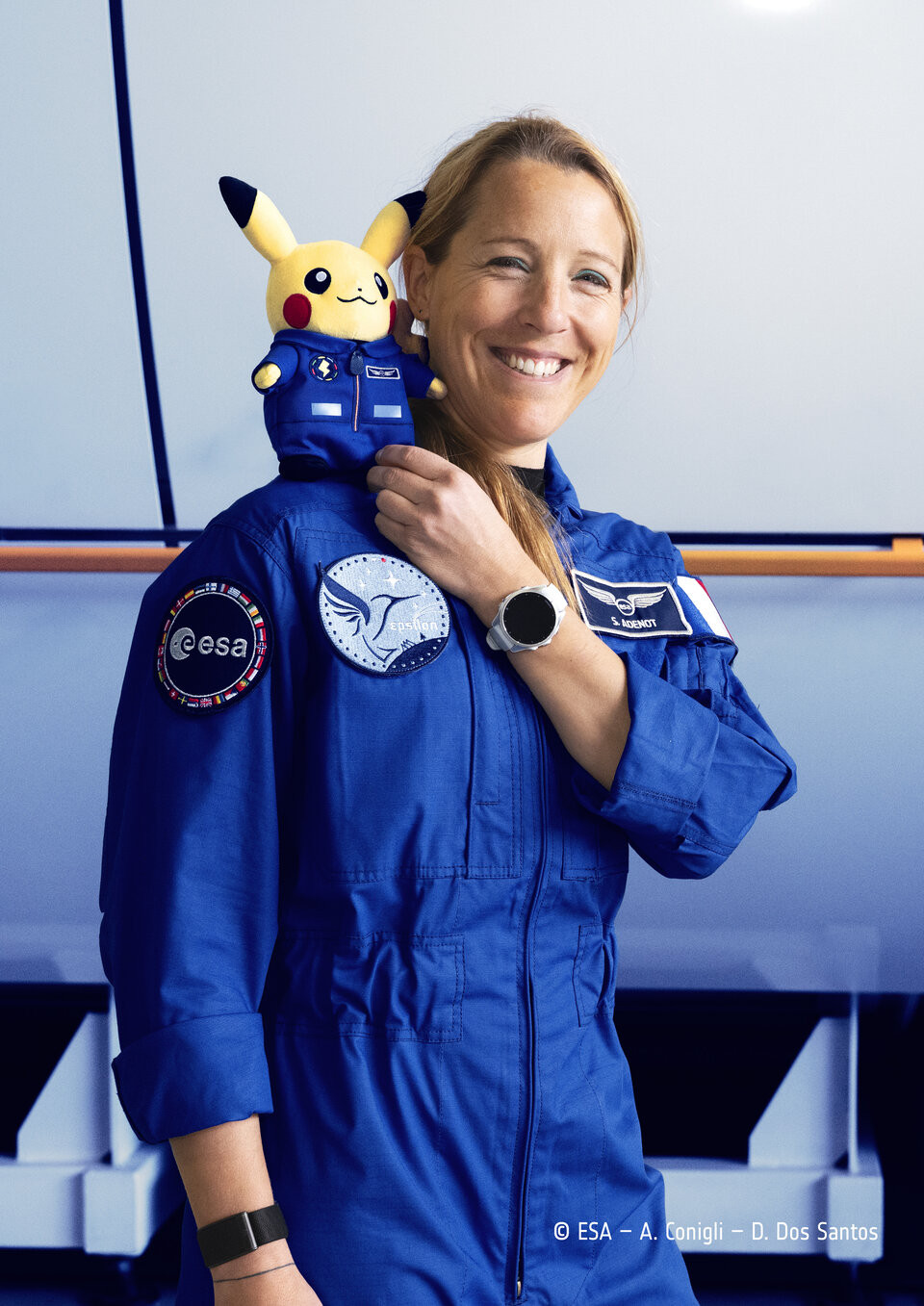 Sophie Adenot และ Astronaut Pikachu (ภาพ: © ESA - A. Conigli - D. Dos Santos / www.esa.int)