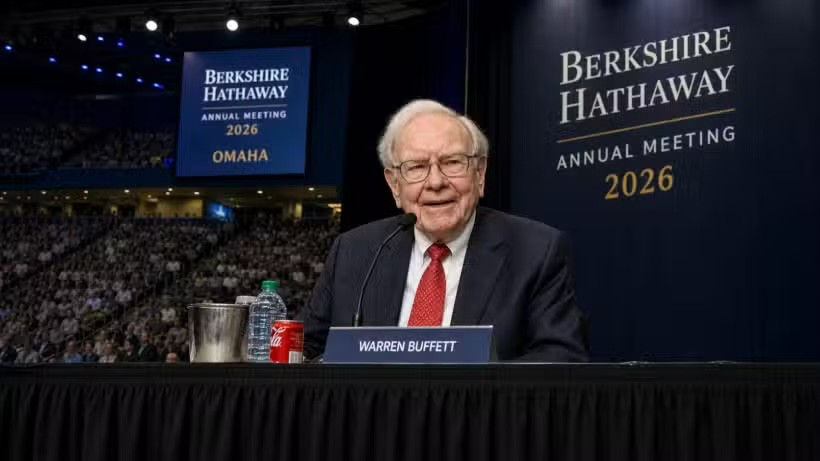 ในงานประชุมผู้ถือหุ้น Berkshire Hathaway Annual General Meeting 2026 ซึ่งเป็นปีแรกที่ Greg Abel ขึ้นนำการประชุมในฐานะซีอีโอคนใหม่ โดยมี Warren Buffett นั่งร่วมอยู่กับผู้ชมและคณะกรรมการ ซึ่งในงานนี้ Buffett กล่าวว่าทุกอย่างกำลังไปได้ดี ทีมบริหารชุดใหม่มีความสามารถในการเลือกจังหวะเวลาและการลงทุนที่เหมาะสมได้ด้วยตนเอง (ภาพ: hedgefundalpha.com)