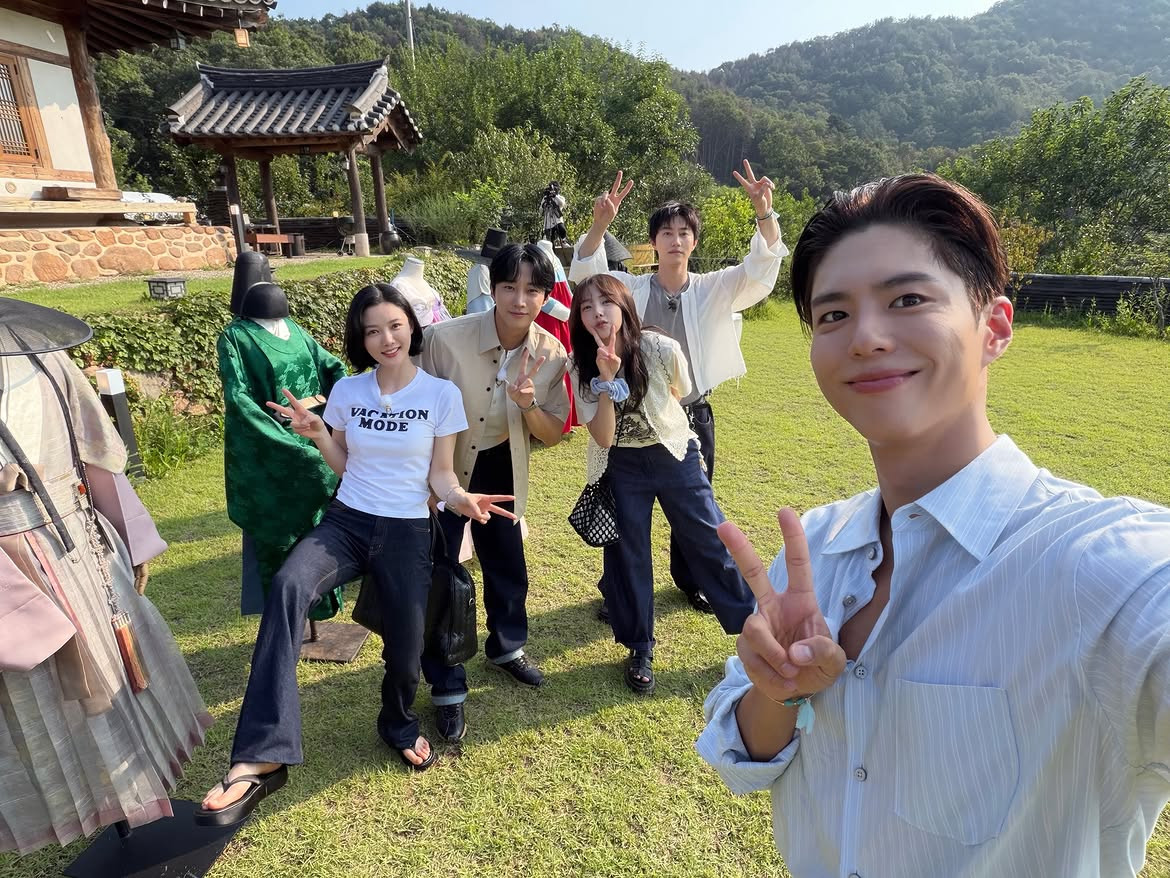 Park Bo-gum, Kim You-jung, Jinyoung, Chae Soo-bin, and Kwak Dong-yeon arrive in Hongcheon, Gangwon Province for the Love in the Moonlight reunion