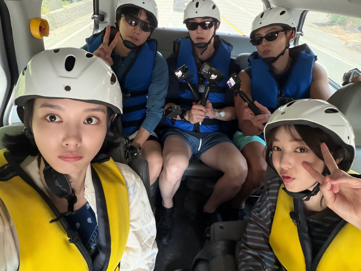 The Love in the Moonlight cast participating in water sports and river jumping on the Hongcheon River.