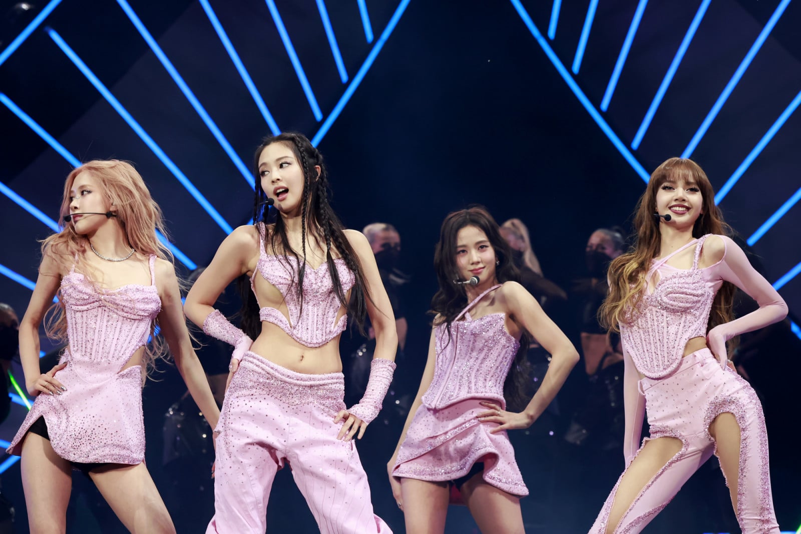 Delivering back-to-back arena sets requires serious physical preparation. Here is a look at the Pilates sessions, continuous choreography rehearsals and daily nutrition habits supporting the Blackpink’s tours (Photo: Emma McIntyre/Getty Images for Coachella)