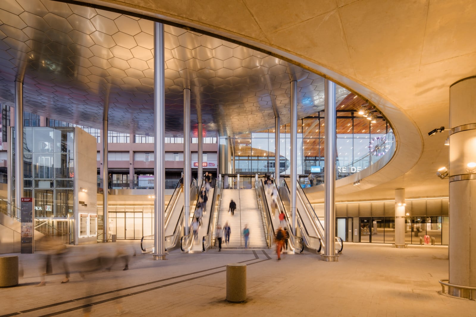 Stairs and escalators under the hexagonal canopy connect the lower square to the station concourse at Lyon Part-Dieu (Photo: Romuald Nicolas)