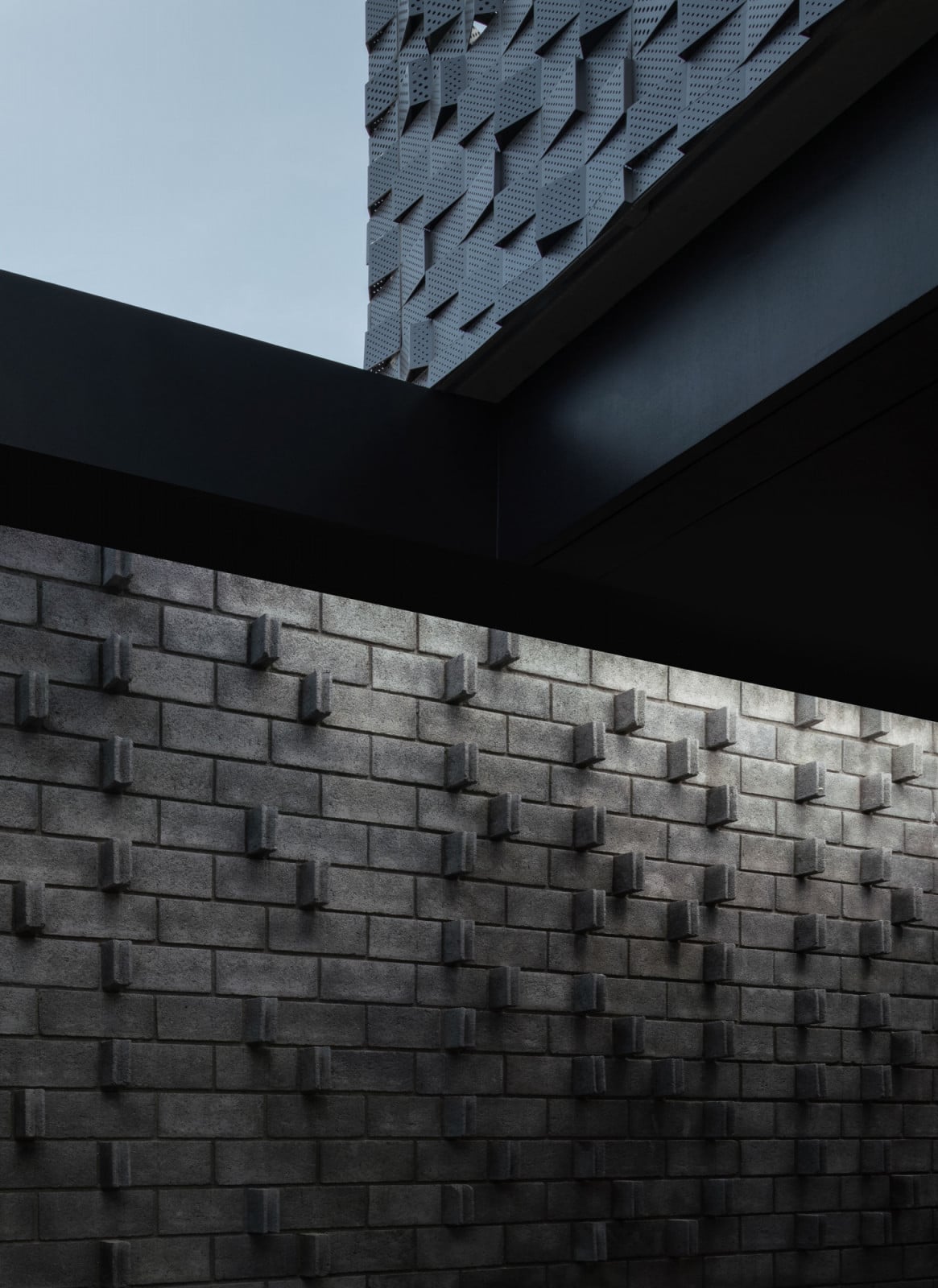 การเล่นแพทเทิร์นแสงเงาของ "คอนกรีตบล็อก" (Cinder blocks) บริเวณทางเข้า (ภาพ: Chalermwat Wongchompoo | Sofography)