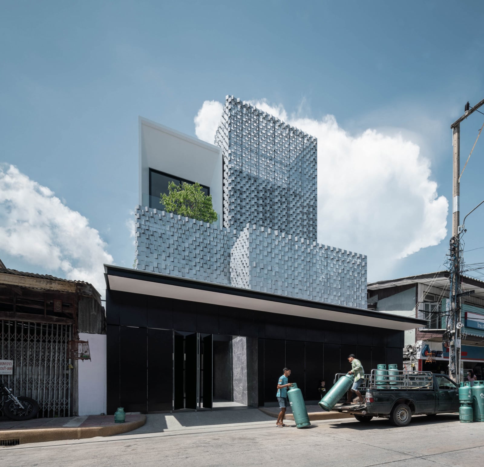มุมมองด้านหน้าบ้าน Salient House สะท้อน "ความยืดหยุ่นของพื้นที่" ชั้นล่างที่รองรับกิจกรรมดั้งเดิมอย่างกลมกลืน (ภาพ: Chalermwat Wongchompoo | Sofography)