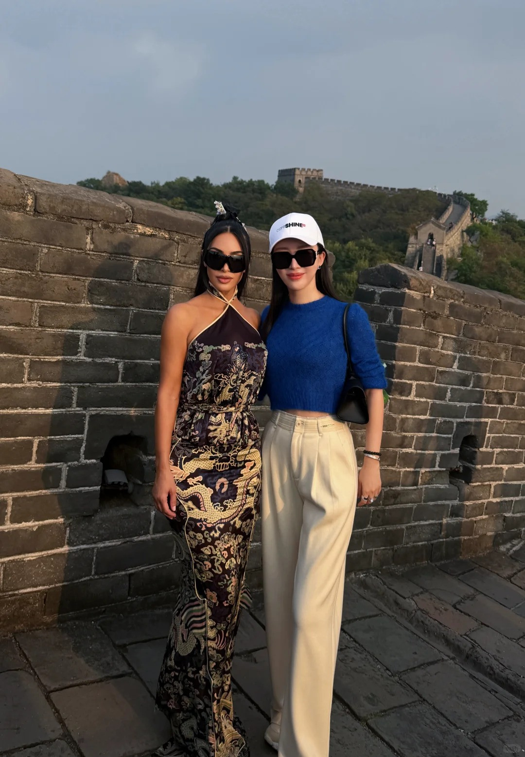 Kim Kardashian and a netizen pose for photos (Photo: Xiaohongshu/@田朴珺)