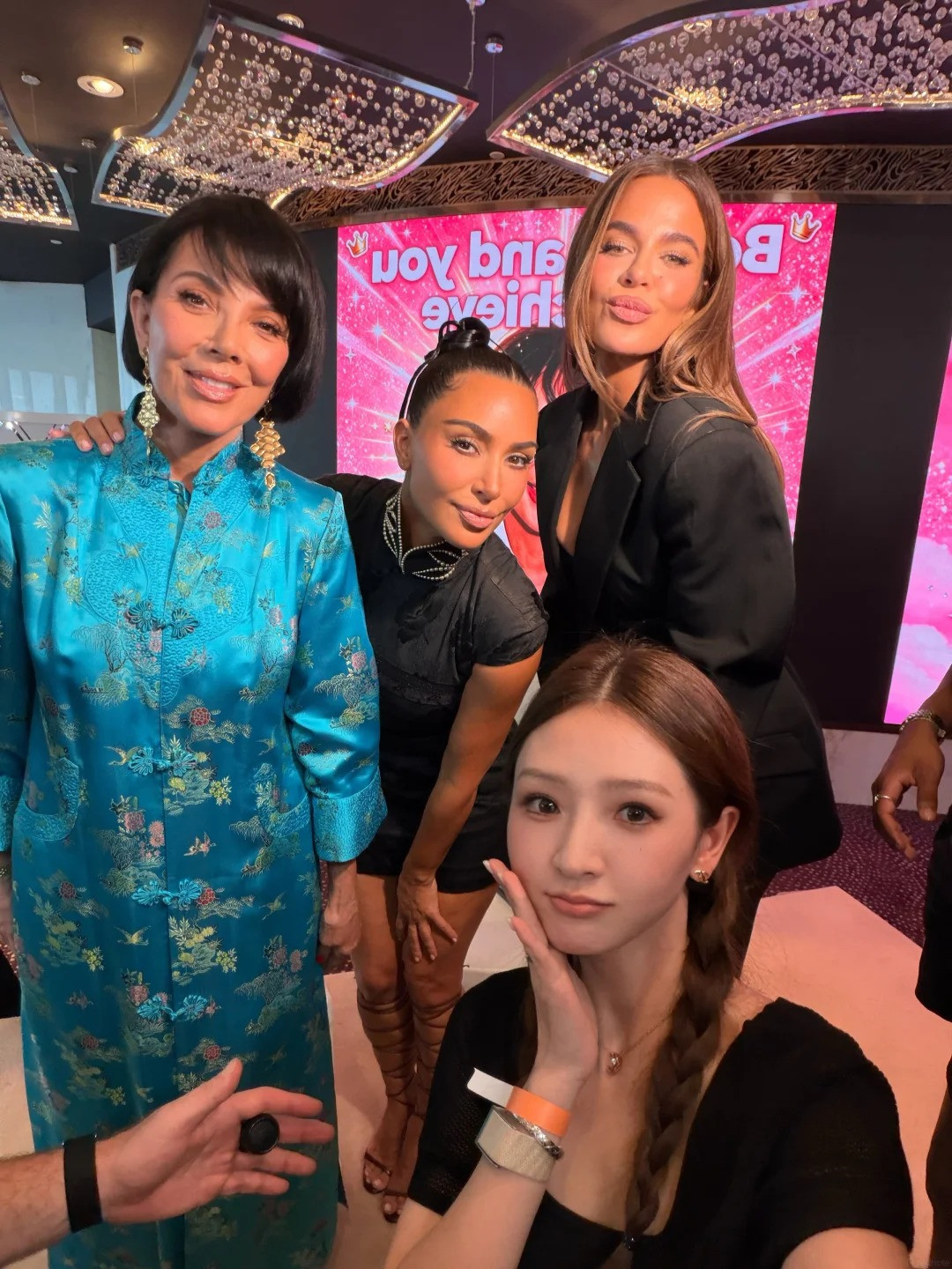 A netizen poses with Kim, Khloe and Kris Jenner (Photo: Xiaohongshu/@陈白羊)