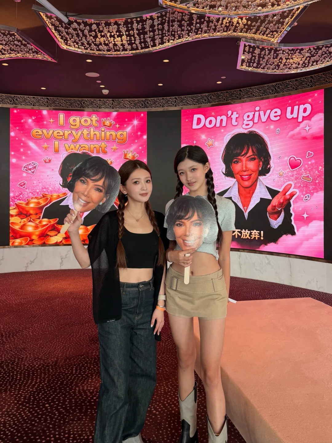 Netizens pose with Kris Jenner memes (Photo: Xiaohongshu/@陈白羊)