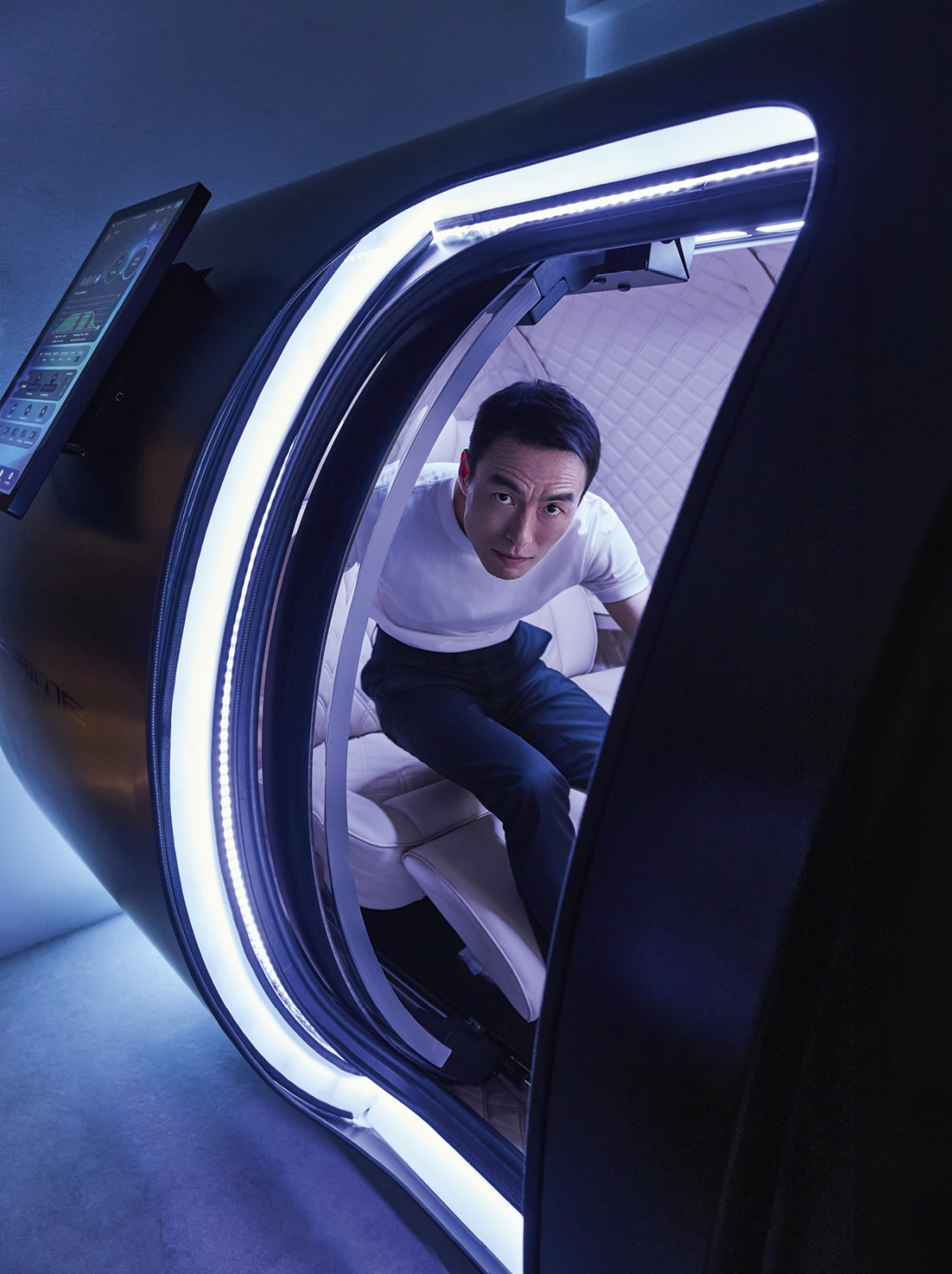 Hyperbaric oxygen therapy takes place in a two-person pressurised chamber, offering a quiet hour designed to support physical restoration and mental clarity