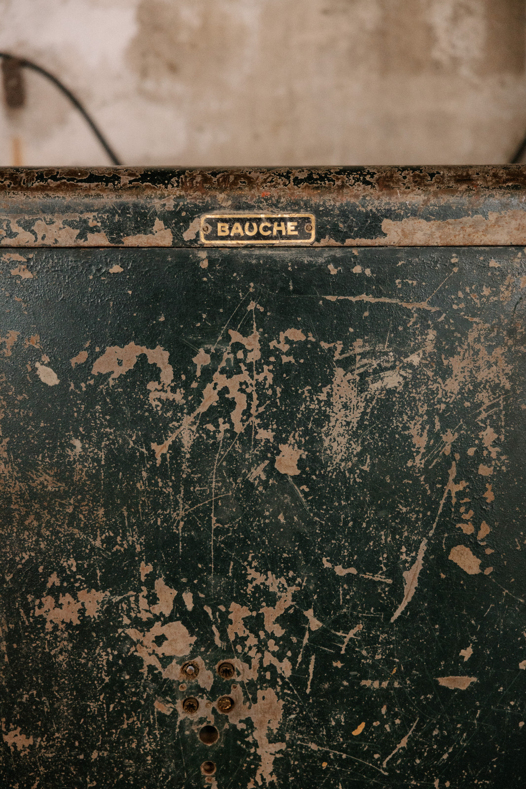 ป้ายแบรนด์ BAUCHE บนตู้เซฟเหล็กยักษ์โบราณ ข้าวของประวัติศาสตร์ดั้งเดิมที่ถูกเก็บไว้ในสเปซ (ภาพ: Worapon Teerawatvijit)