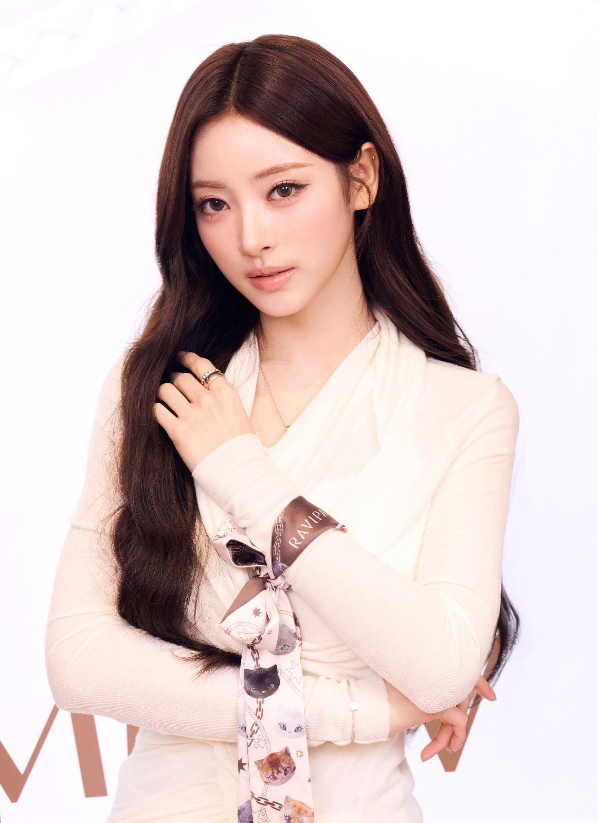 Anna แห่งวง MEOVV สวมจิวเวลรีคอลเล็กชั่น ‘RAVIPA x MEOVV [BITE NOW] Edition’