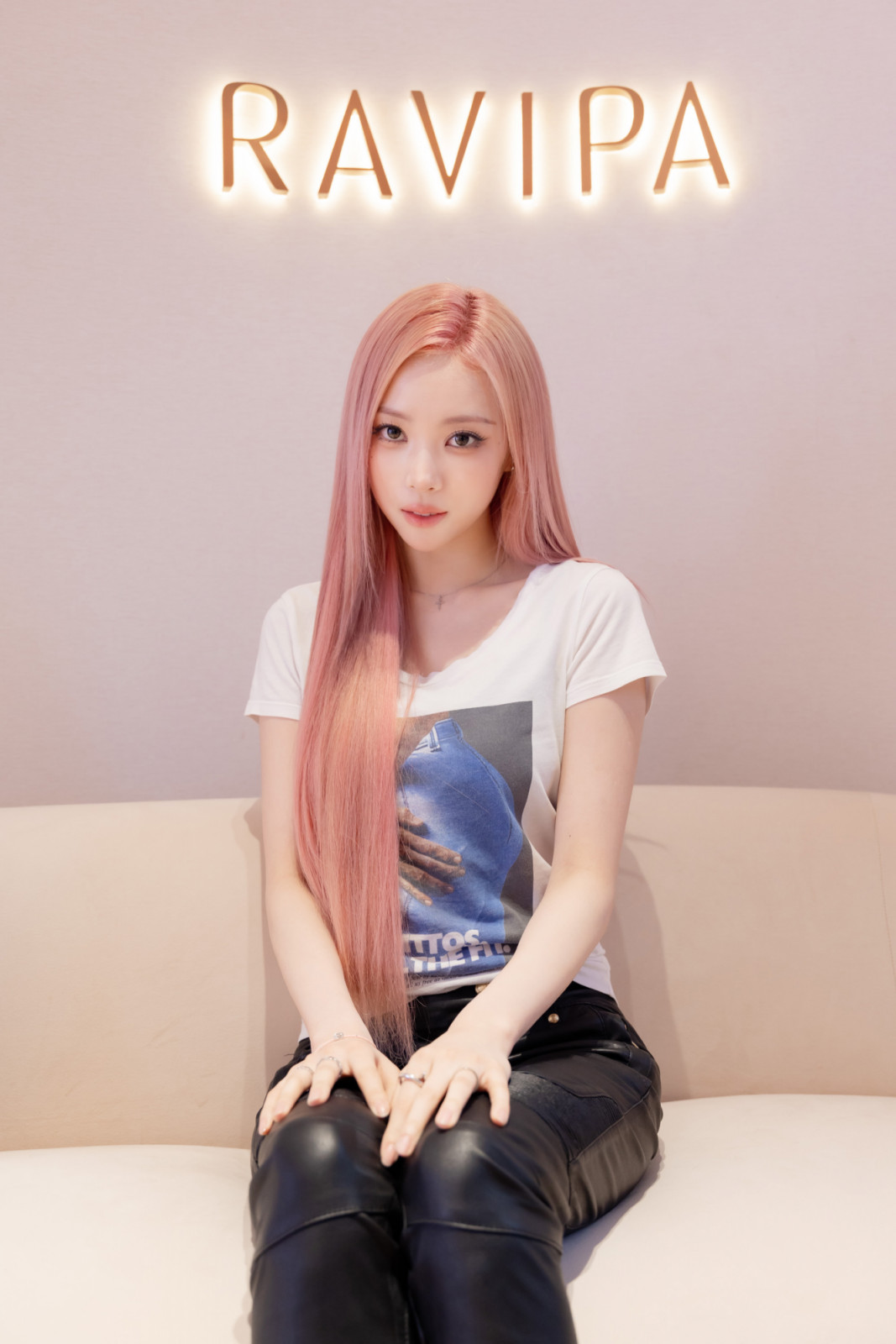 Narin แห่งวง MEOVV สวมจิวเวลรีคอลเล็กชั่น ‘RAVIPA x MEOVV [BITE NOW] Edition’