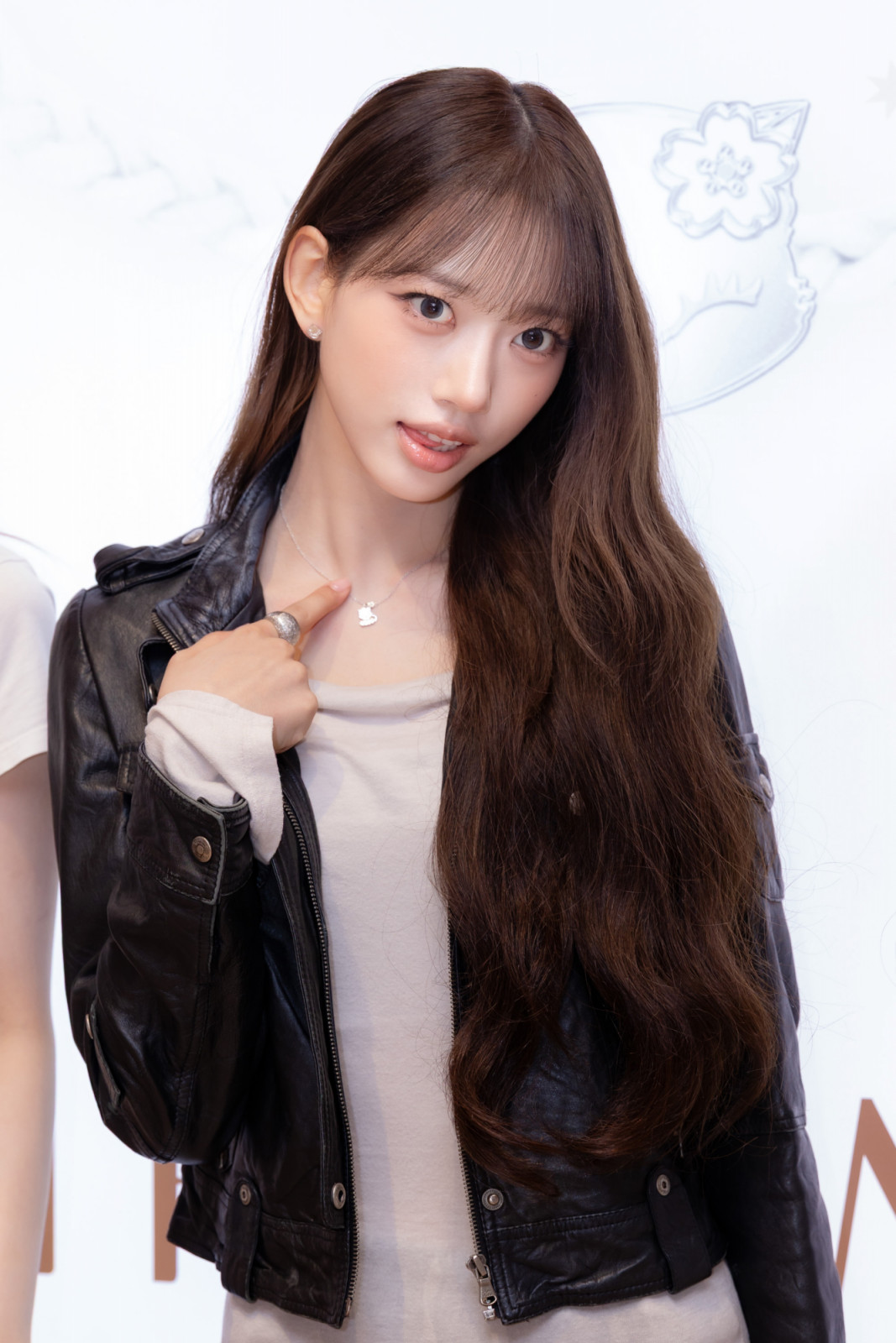 Sooin แห่งวง MEOVV สวมจิวเวลรีคอลเล็กชั่น ‘RAVIPA x MEOVV [BITE NOW] Edition’
