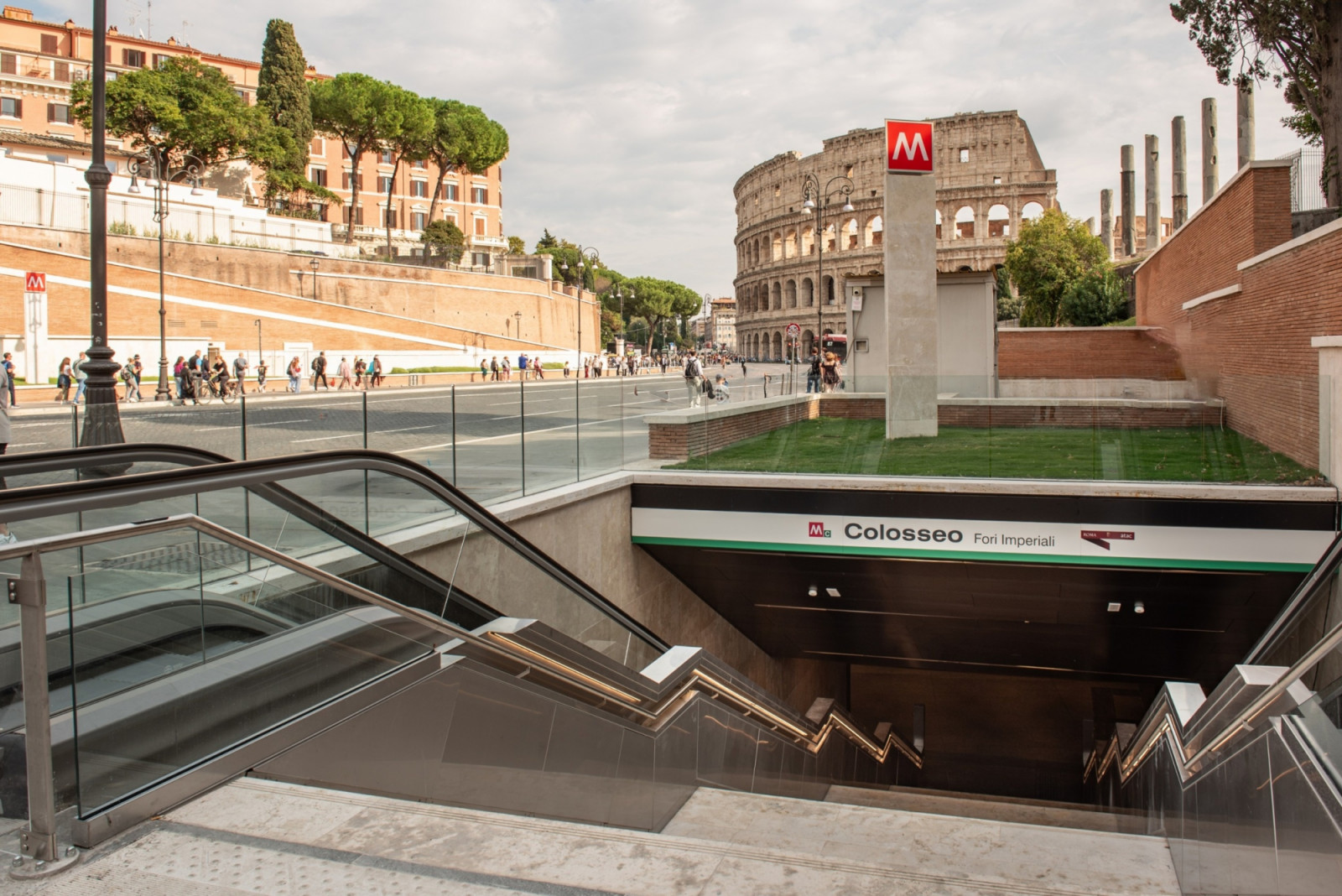 Ticket gates lead to a gold-framed enclosure of stairs and escalators down to the platforms at Colosseo-Fori Imperiali Station in Rome (Photo: Metro C)
