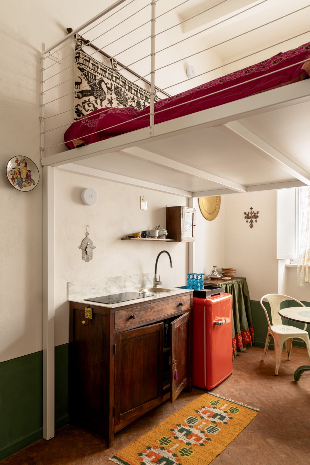 The four-metre ceiling height introduces a sleeping area
