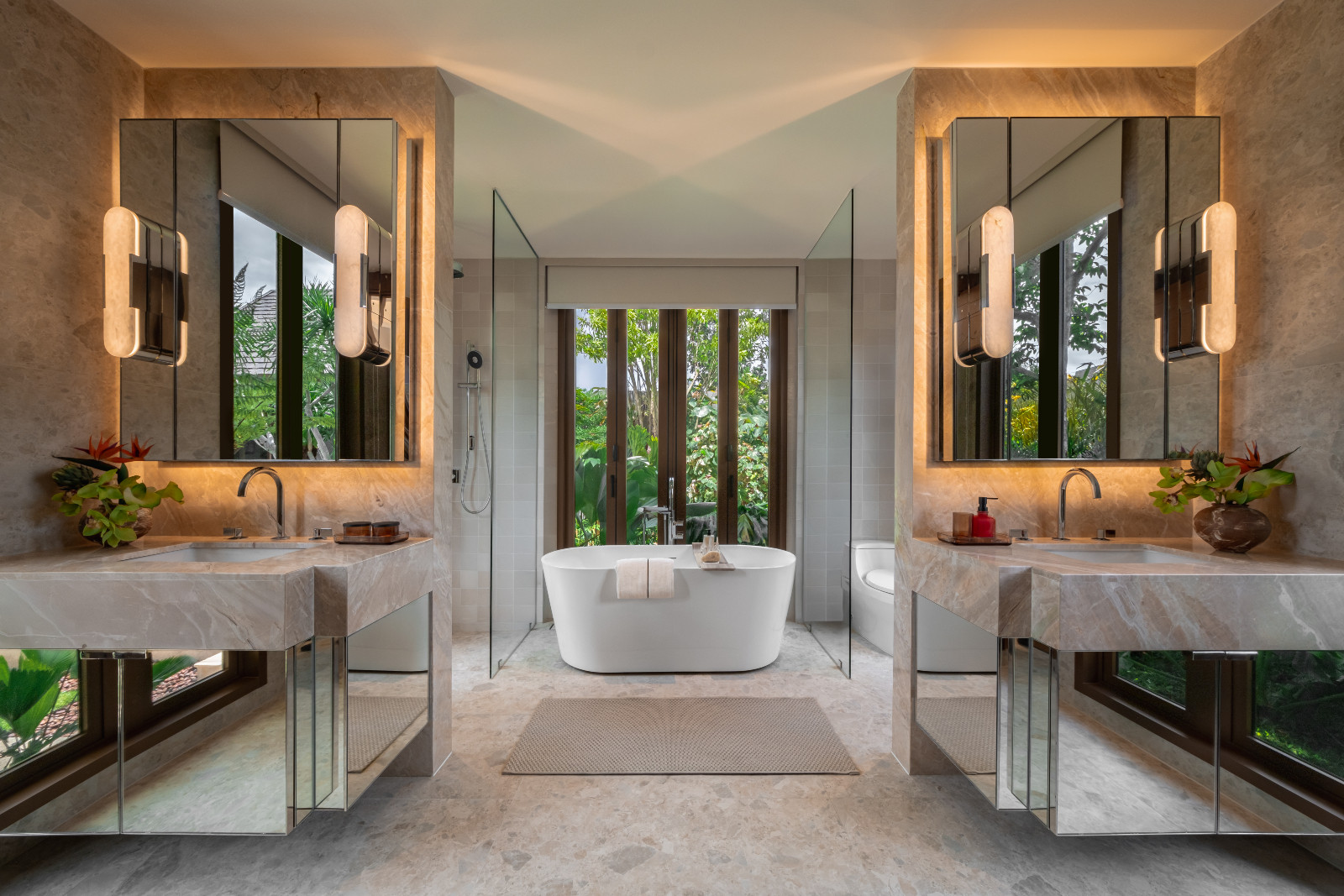 ห้องน้ำ Master En suite สไตล์สปาที่มาพร้อมเคาน์เตอร์ His & Her และอ่างอาบน้ำแบบลอยตัว เปิดรับวิวสวนสีเขียวชอุ่ม (ภาพ: แสนสิริ)