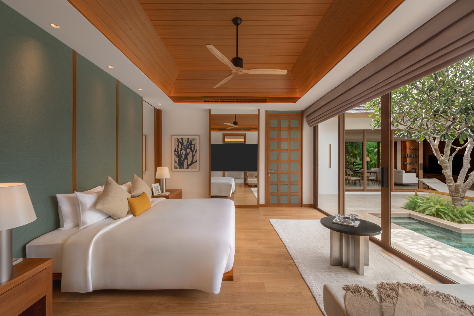 ห้องนอน Master Bedroom เผยความงดงามของแสงอาทิตย์ยามเช้า พร้อมทางเดินสู่สระว่ายน้ำส่วนตัวโดยตรง (ภาพ: แสนสิริ)