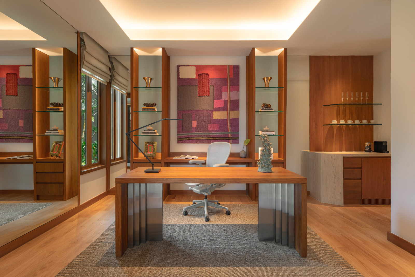 มุมทำงานส่วนตัว (Home Office) ที่ตกแต่งอย่างเรียบหรู สร้างสมาธิและความเป็นส่วนตัวท่ามกลางธรรมชาติ (ภาพ: แสนสิริ)