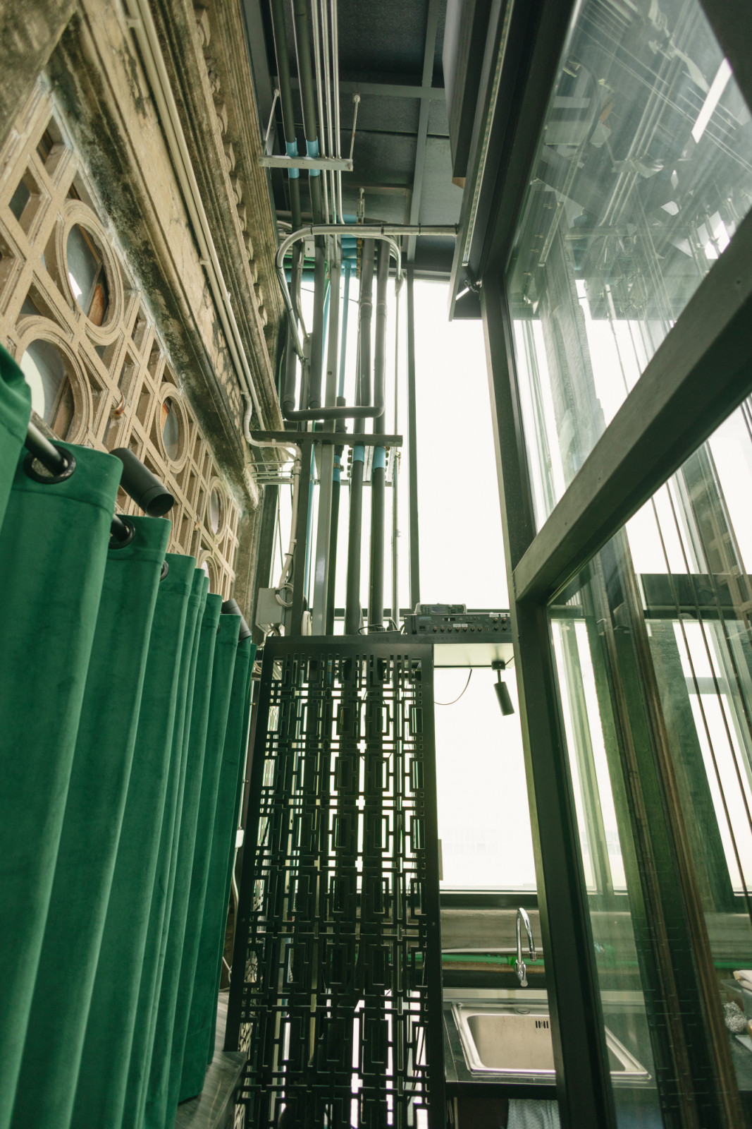 งานระบบปรับอากาศและท่อสายไฟที่ออกแบบให้ซ่อนตัวแนบเนียนไปกับโครงสร้างตึกแถวโบราณ (ภาพ: Worapon Teerawatvijit)
