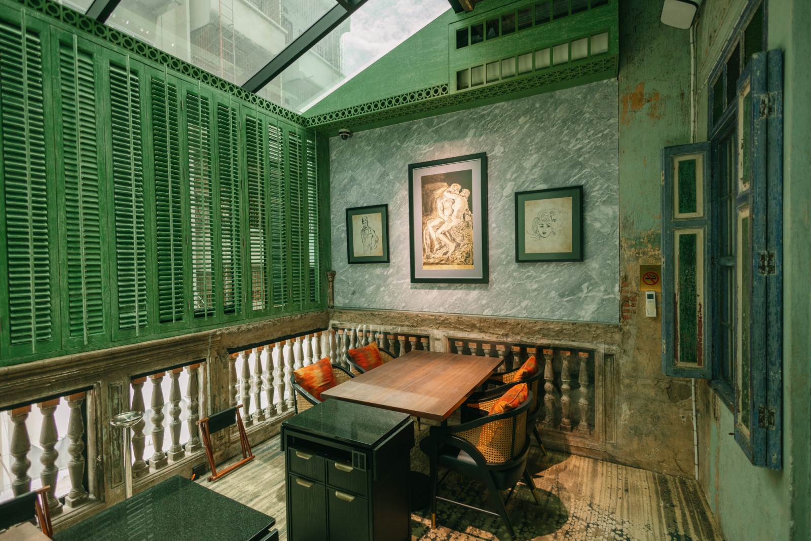ความลงตัวของห้อง Glasshouse บนดาดฟ้า ที่ผสมผสานงานกระจกโมเดิร์นเข้ากับบานเกล็ดไม้โบราณเพื่อกรองแสงธรรมชาติ (ภาพ: Worapon Teerawatvijit)