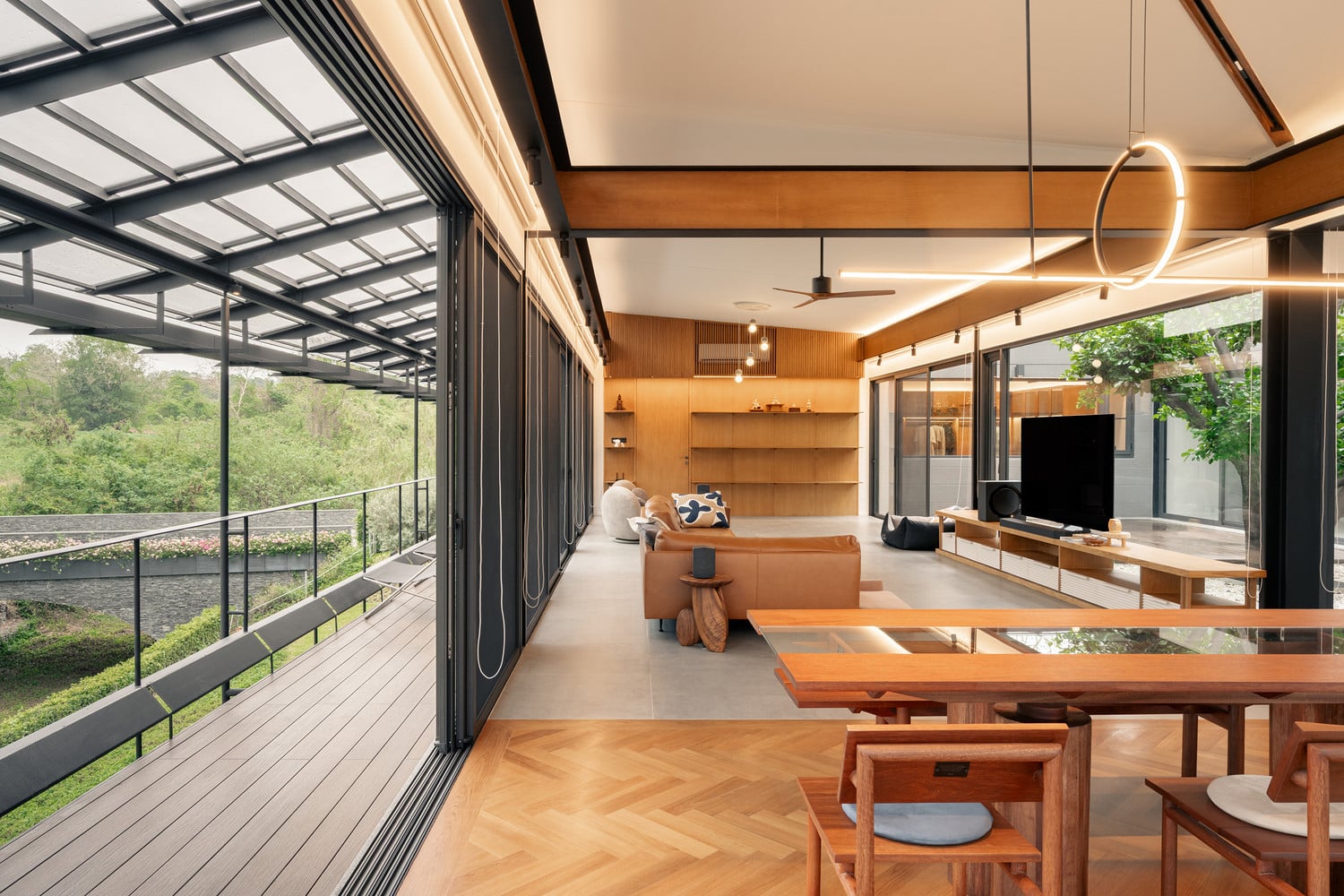 พื้นที่นั่งเล่นแบบ Open Plan เปิดรับแสงและวิวธรรมชาติผ่านกระจกบานยักษ์ (ภาพ: DOF Sky|Ground)