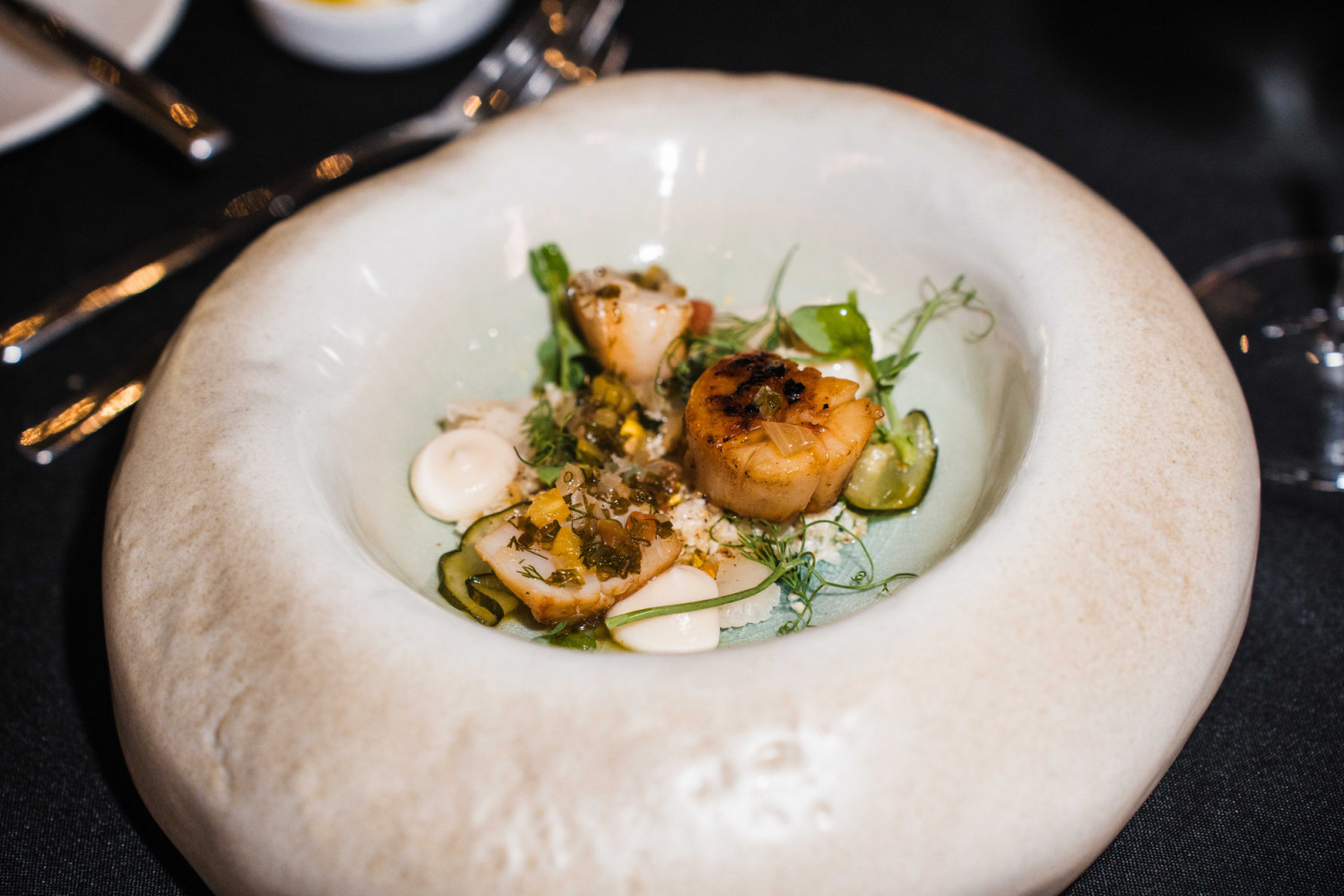 Pan-seared king scallops with cauliflower crème, beurre noisette and chives