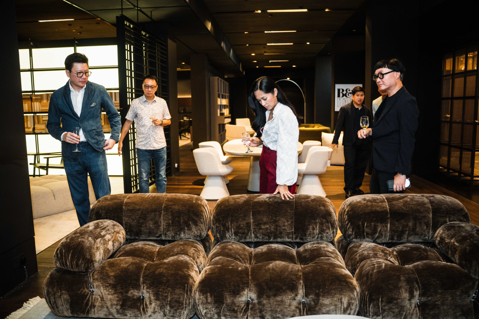 Guests admiring the Camaleonda sofa by Mario Bellini for B&B Italia