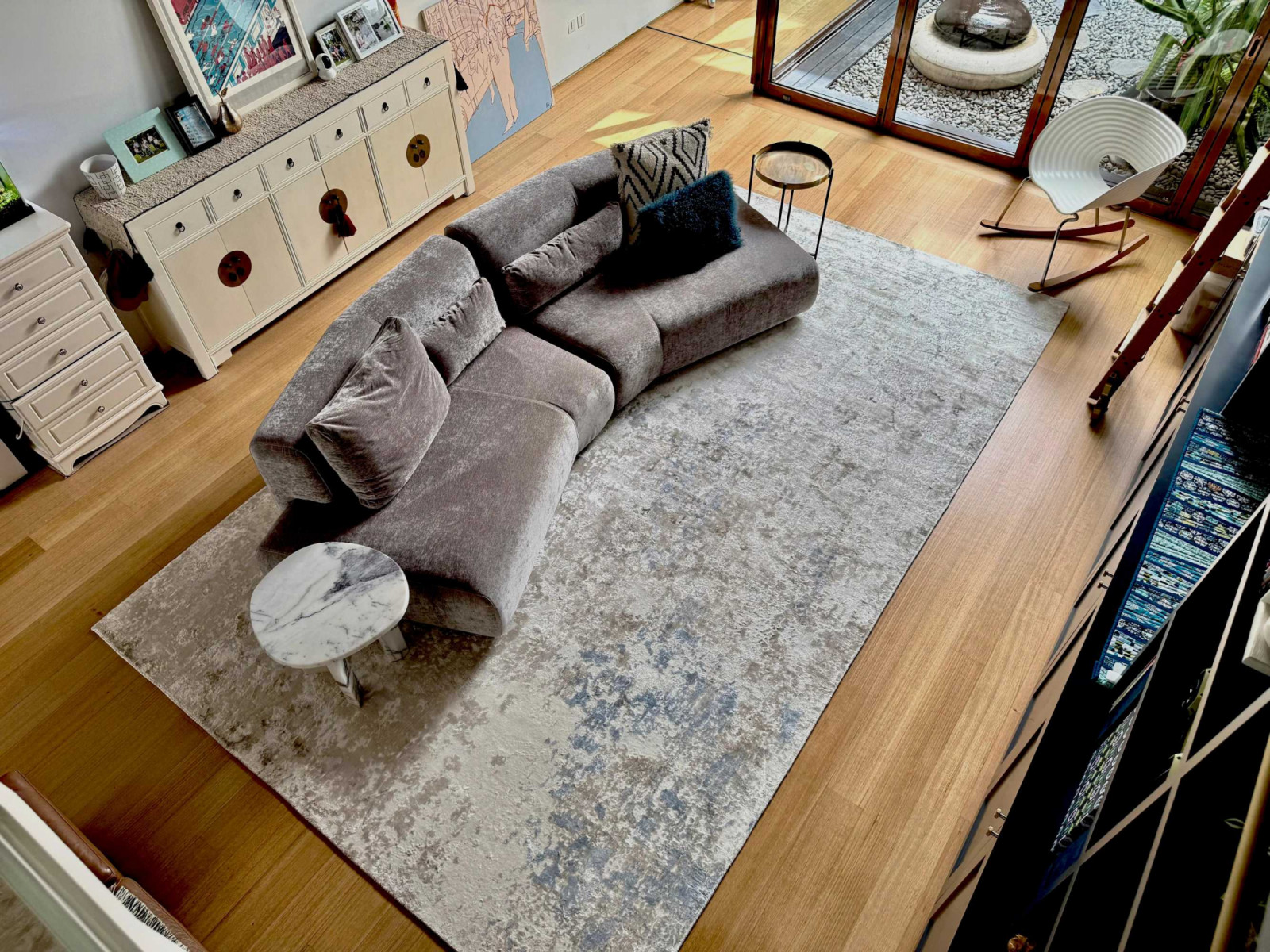 An Abstract Mayfair Grey rug handloomed in Tencel fibre