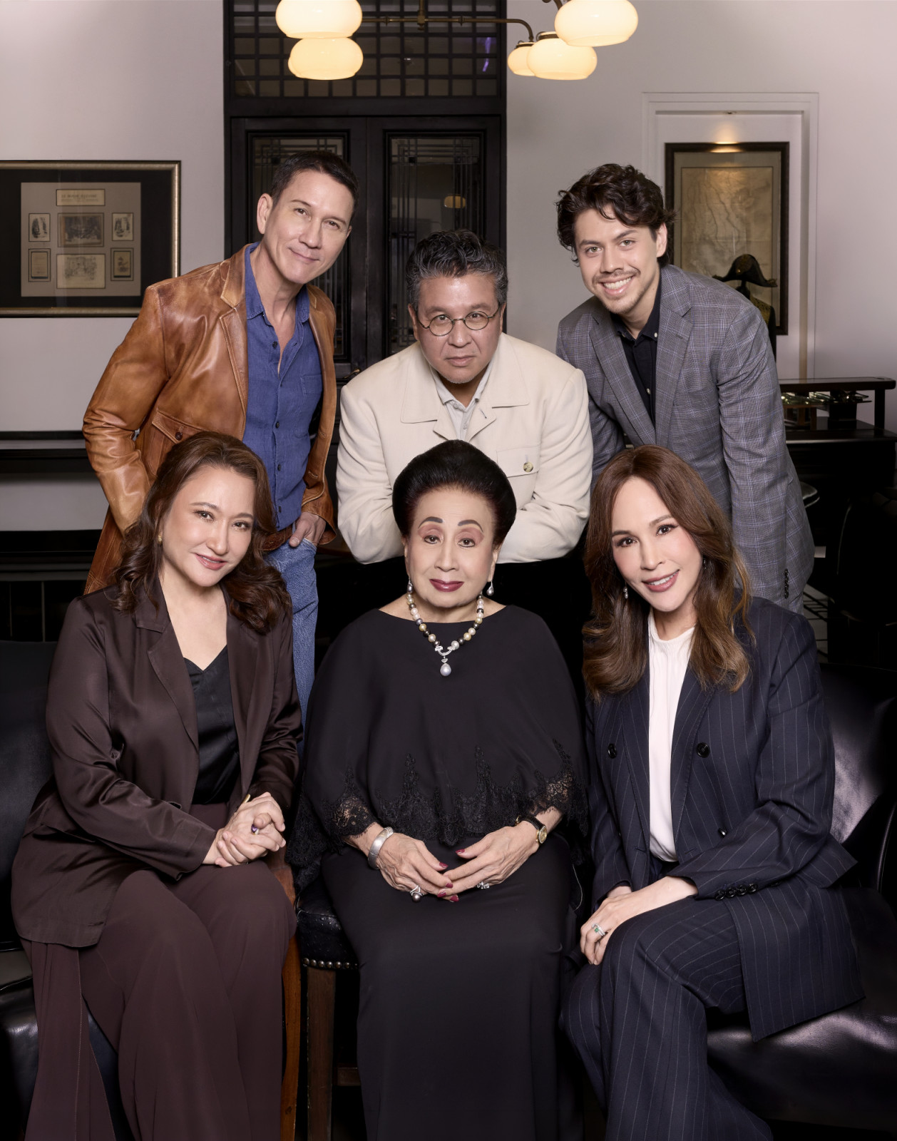 ครอบครัวสุโกศลสามเจเนอเรชั่น (แถวนั่ง จากซ้าย) มาริสา สุโกศล หนุนภักดี, กมลา สุโกศล, ดารณี สุโกศล แคลปป์; (แถวยืน จากซ้าย) กฤษดา สุโกศล แคลปป์, กมล สุโกศล แคลปป์, เดชจุฑา สุโกศล แคลปป์ (ภาพ: Termsit Siripanich / Tatler Thailand)