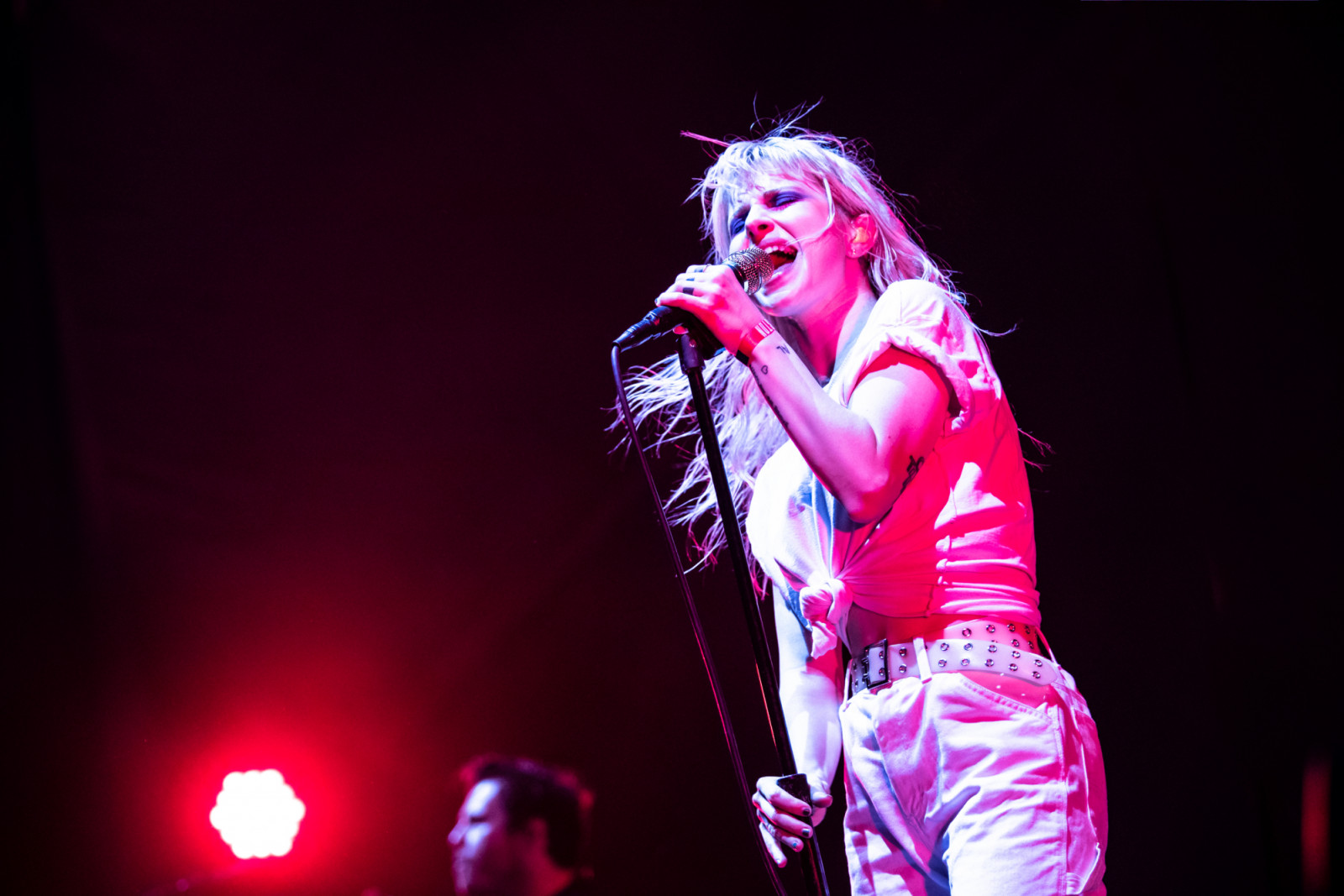 BOSTON, MA – MAY 25:Hayley Williams of Paramore performs onstage at Harvard Athletic Complex on May 25, 2018 in Boston, Massachusetts.(Photo by Natasha Moustache/GettyImages)
