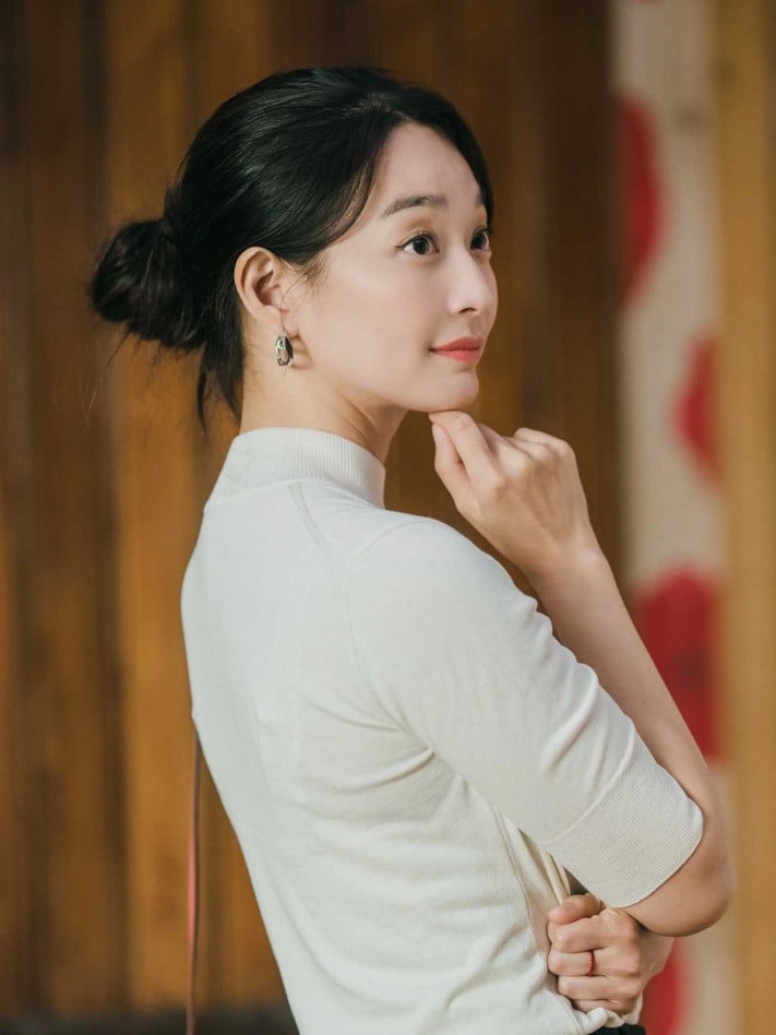 Shin Min-a as dentist Yoon Hye-jin relocating from Seoul to Gongjin in Hometown Cha-Cha-Cha