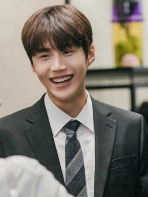 Kim Seon-ho as former Seoul fund manager Hong Du-sik in Hometown Cha-Cha-Cha