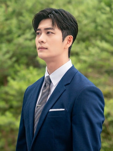 Kang Tae-oh as corporate executive So Baek-ho in The Potato Lab