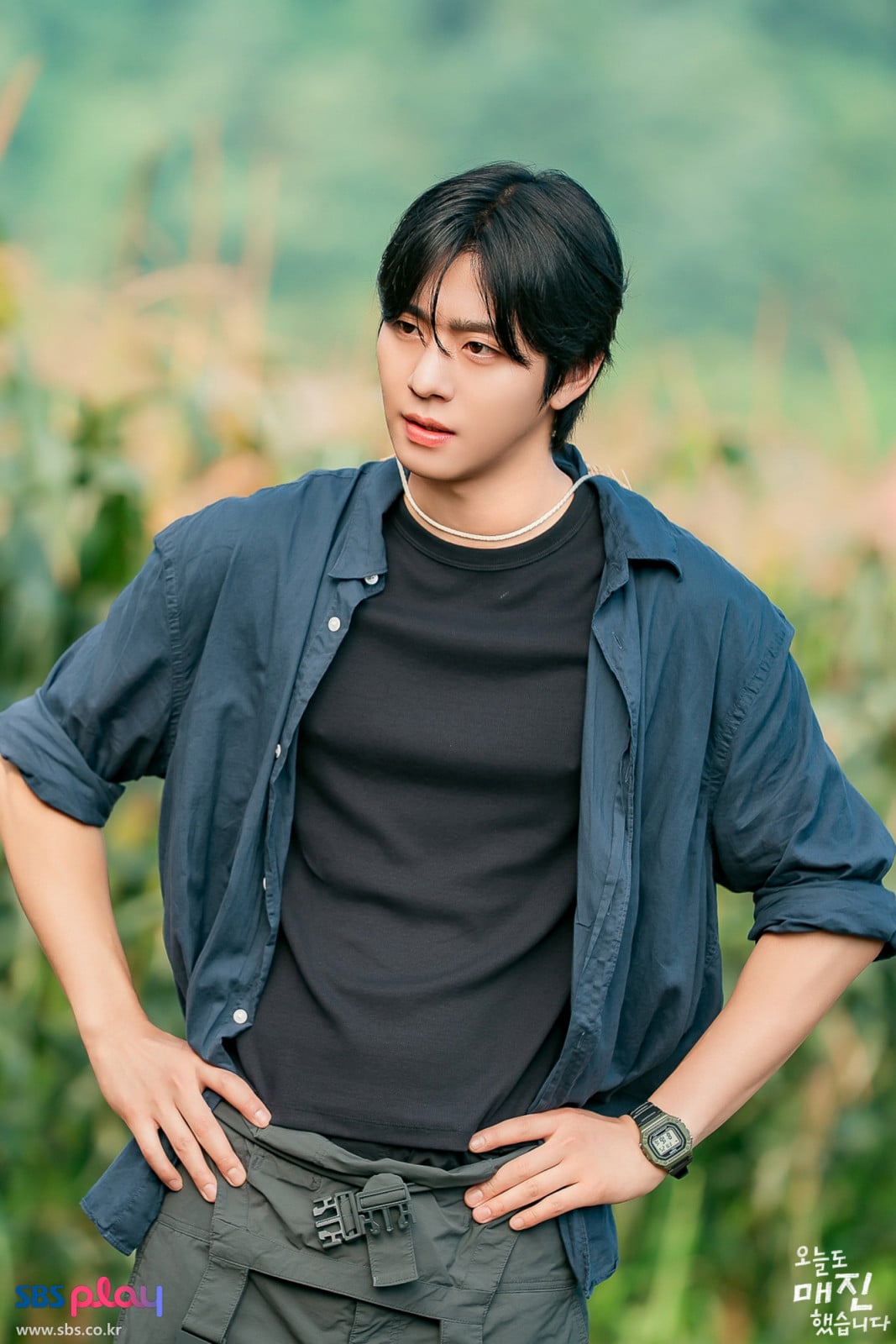 Ahn Hyo-seop cultivating nuri mushrooms in Deokpung Village in Sold Out on You