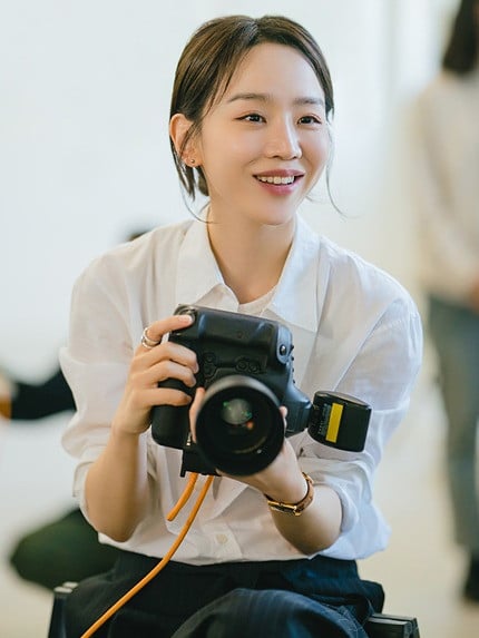 Shin Hye-sun is a hotshot photographer in Welcome to Samdal-ri