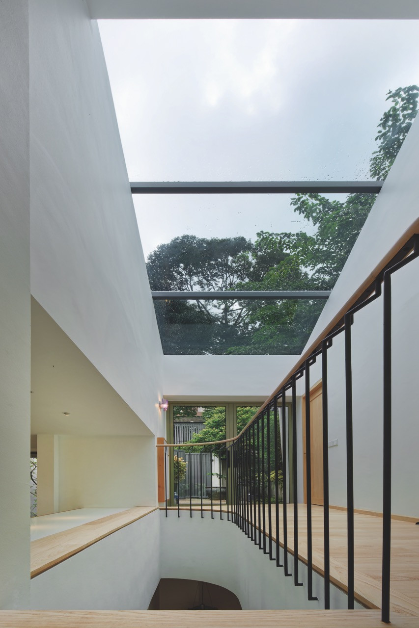 The glass roof over the entry void, edged with a slim gap that lets warm air escape and draws cooler air up through the house