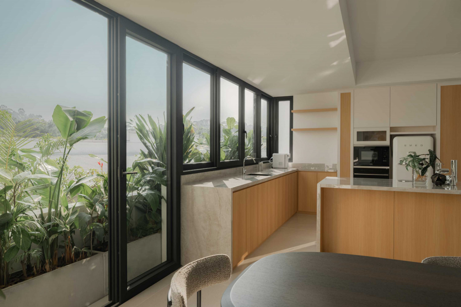 The dry kitchen’s L-shaped layout works around existing window openings