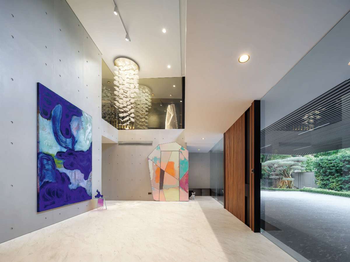 The arrival foyer is articulated as a gallery mediating the public and private zones