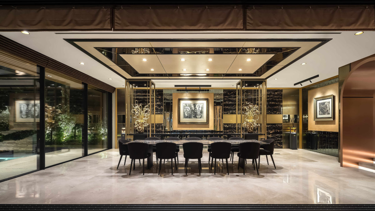 The formal dining room was designed around Picasso’s “Lobsters and Fish”, and also features his 1965 linocut “Le Thé: Deux femmes nues et un chat”