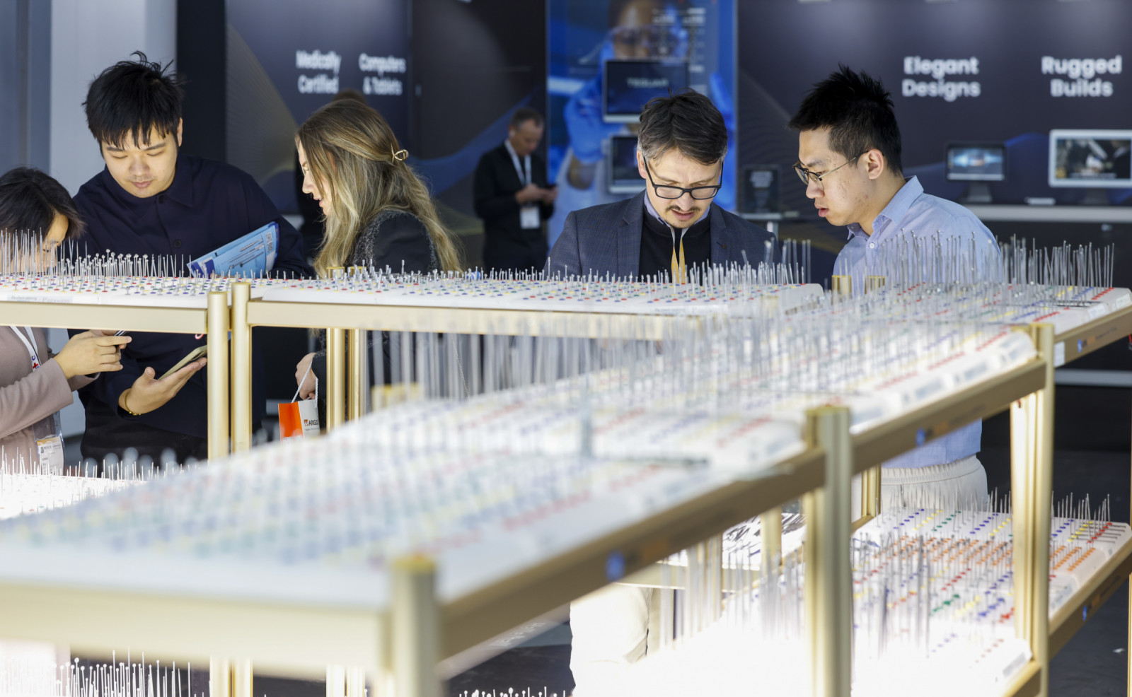 Zu den fünf Erlebniswelten der weltführenden Medizinmesse MEDICA zählt der Bereich Medtech & Devices. Dazu zählen z. B. bildgebende Verfahren, Robotersysteme für den medizinischen Einsatz sowie weitere medizinische Ausrüstung und Geräte (beispielsweise für Operationssäle). Die Interoperabilität dieser Systeme sowie die Einbindung von Verfahren auf Basis Künstlicher Intelligenz liegen diesbezüglich stark im Trend. Integriert in den Themenbereich ist das MEDICA TECH FORUM. Das Forum wird federführend vom deut