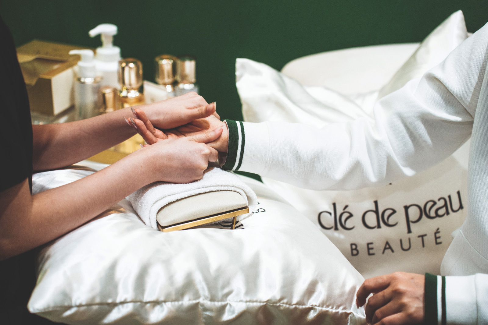 Clé de Peau Beauté’s hand massage